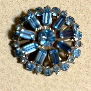 Vintage silver tone blue rhinestone broach unsigned (435)
